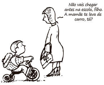 Charge em preto e branco mostrando uma mulher adulta, vestida socialmente com uma bolsa, falando com uma criança pequena que está montada em um triciclo (velocípede) com uma mochila escolar nas costas. A mãe diz: 'Não vais chegar antes na escola, filha. A mamãe te leva de carro, tá?'.