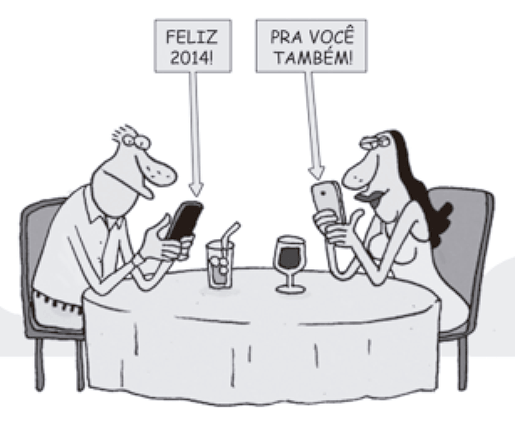 Charge em preto e branco mostrando um homem e uma mulher sentados frente a frente em uma mesa, aparentemente em um restaurante ou celebração, com duas taças. Ambos estão de cabeça baixa, olhando fixamente e digitando em seus smartphones. Os balões de fala não saem de suas bocas, mas sim dos aparelhos celulares. Do celular do homem sai a mensagem: 'FELIZ 2014!'. Do celular da mulher sai a resposta: 'PRA VOCÊ TAMBÉM!'.