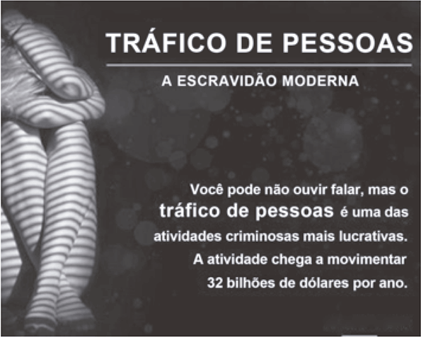 Cartaz com fundo escuro. No lado esquerdo, vê-se a imagem em preto e branco de uma pessoa encolhida no chão, abraçando os próprios joelhos. Seu corpo está coberto por sombras em forma de listras, remetendo a grades ou códigos de barras. O texto principal, em letras grandes, diz: 'TRÁFICO DE PESSOAS / A ESCRAVIDÃO MODERNA'. Abaixo, um texto menor explica: 'Você pode não ouvir falar, mas o tráfico de pessoas é uma das atividades criminosas mais lucrativas. A atividade chega a movimentar 32 bilhões de dólares por ano.'