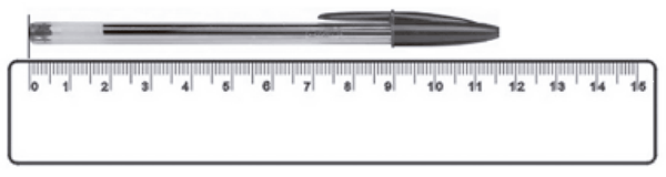 Imagem de uma caneta posicionada sobre uma régua graduada em centímetros (de 0 a 15). A extremidade esquerda da caneta está perfeitamente alinhada com a marca de 0 cm, e a extremidade direita está alinhada com a marca de 11,6 cm.