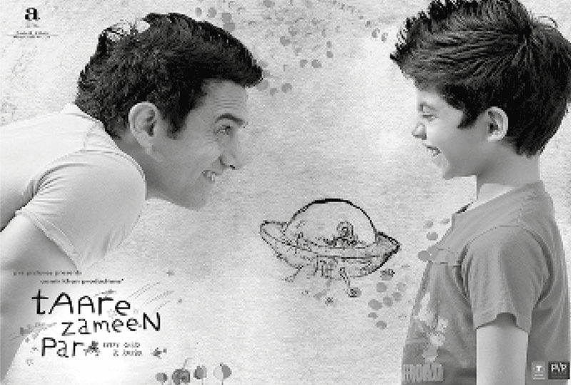 Cartaz do filme 'Taare Zameen Par'. A imagem mostra um homem adulto à esquerda e um menino à direita, ambos de perfil, olhando um para o outro e sorrindo. Entre eles, há o desenho de um disco voador.