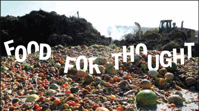 Fotografia de uma grande montanha de resíduos orgânicos e cascas de frutas em um lixão ou aterro sanitário. Sobreposta à imagem, há a frase escrita em letras brancas grandes e irregulares: 'FOOD FOR THOUGHT'.